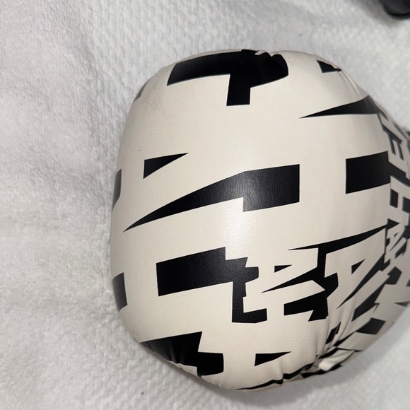 Black and White Boxing Gloves - Picture 6 of 7